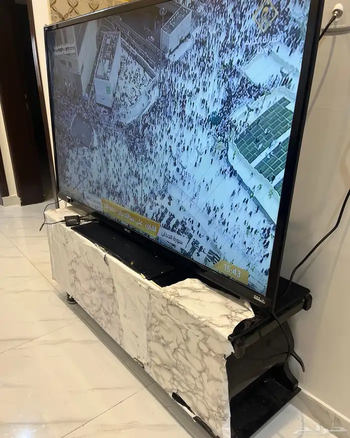 شاشه بلازما 65 نظيفه جدا بالطاوله 1