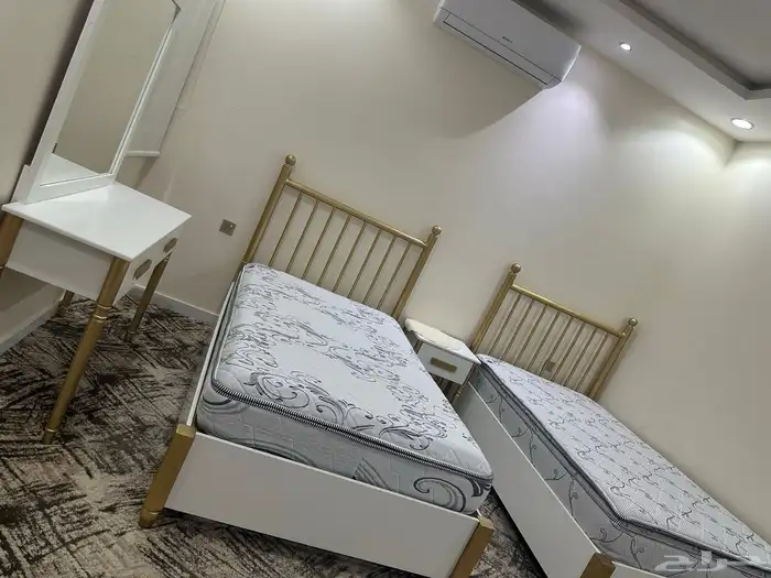 للبيع سرريرين وكومدينه وتسريحه وطاولة تلفزيون 0