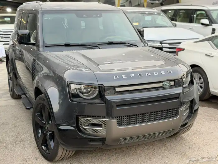 ديفندر HSE الناغي6 سلندر بنزين 2025 اسود اف وايت رمادي جملي 4