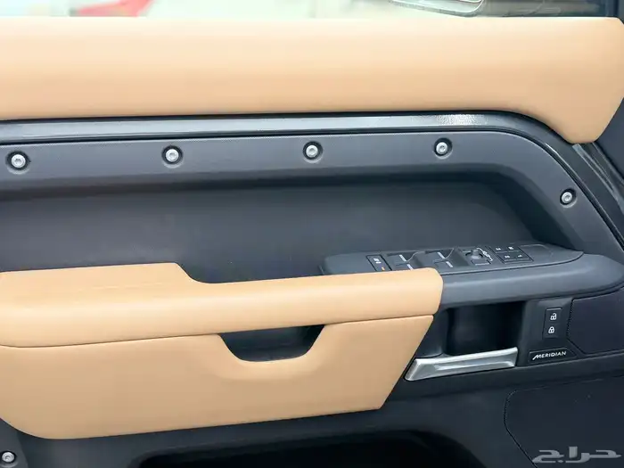 ديفندر HSE الناغي6 سلندر بنزين 2025 اسود اف وايت رمادي جملي 13