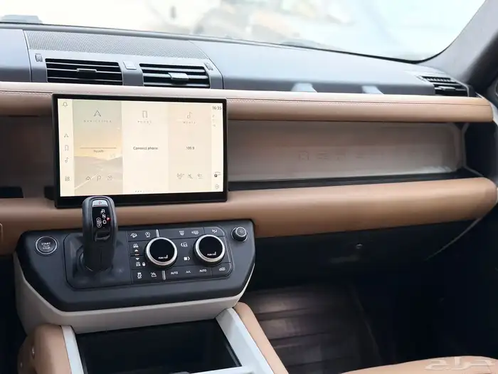 ديفندر HSE الناغي6 سلندر بنزين 2025 اسود اف وايت رمادي جملي 15