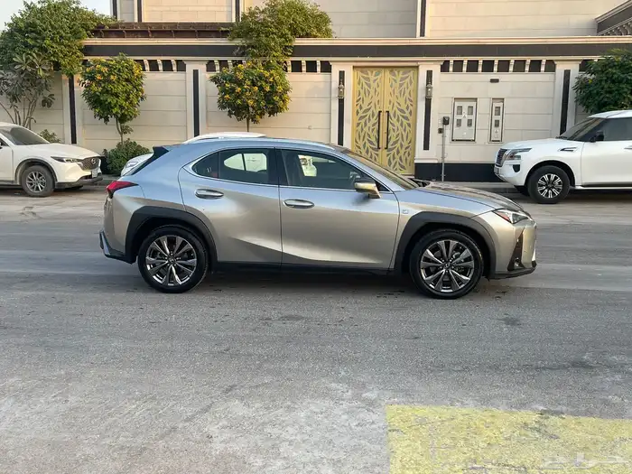 لكزس UX2021 F SPORTS 4