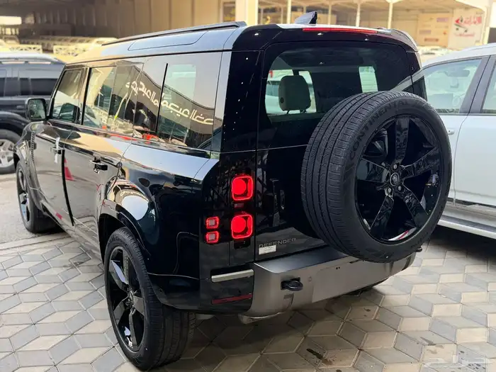 ديفندر HSE الناغي6 سلندر بنزين 2025 اسود اف وايت رمادي جملي 11