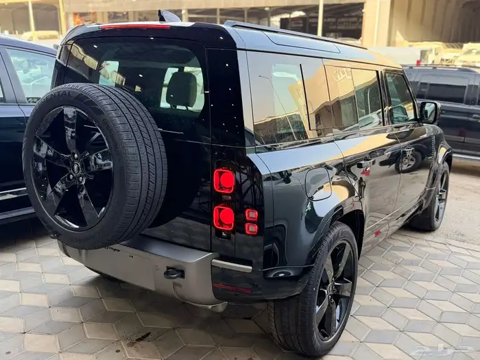 ديفندر HSE الناغي6 سلندر بنزين 2025 اسود اف وايت رمادي جملي 9