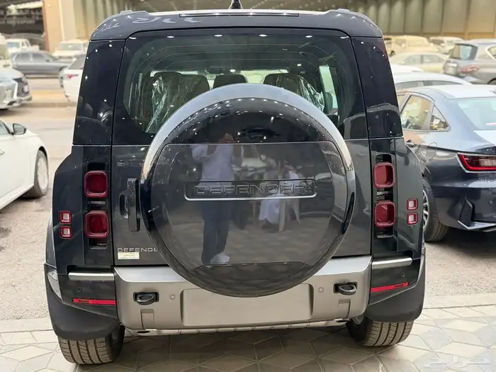 ديفندر HSE الناغي6 سلندر بنزين 2025 اسود اف وايت رمادي جملي 3