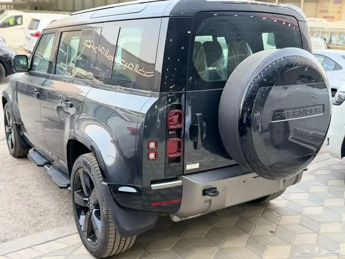 ديفندر HSE الناغي6 سلندر بنزين 2025 اسود اف وايت رمادي جملي 5