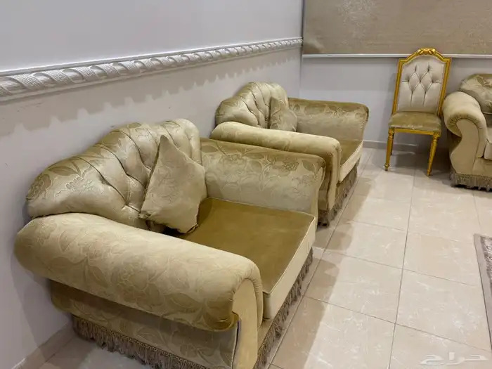 مجلس فاخر جدا ذهبي مع طاولات لاعلى سوم 3