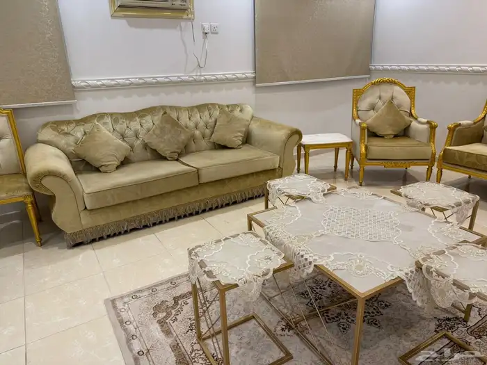 مجلس فاخر جدا ذهبي مع طاولات لاعلى سوم 2