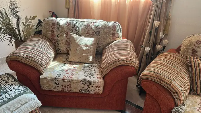 طقم كنب بحالة ممتازة 2