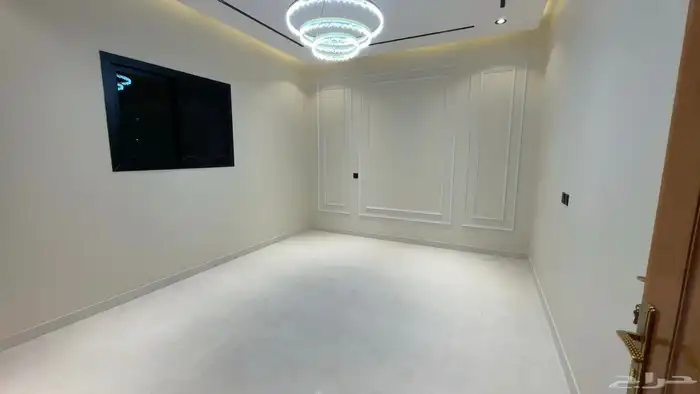 شقه من 4 غرف وصاله وسطح جديده للبيع بحي البوادي 2