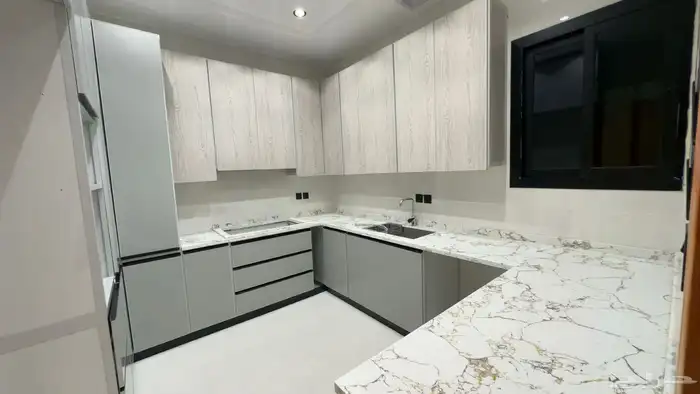 شقه من 4 غرف وصاله وسطح جديده للبيع بحي البوادي 11