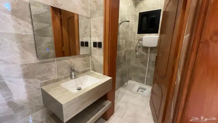 شقه من 4 غرف وصاله وسطح جديده للبيع بحي البوادي 0