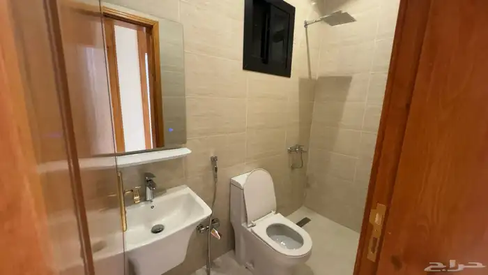 شقه من 4 غرف وصاله وسطح جديده للبيع بحي البوادي 7