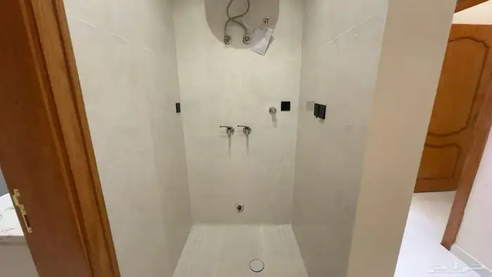 شقه من 4 غرف وصاله وسطح جديده للبيع بحي البوادي 12