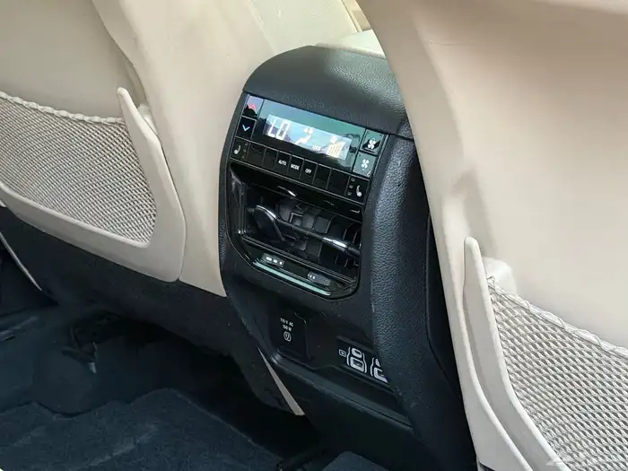 جيب شروكي لمتد 2023 36