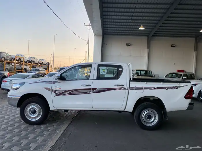 تويوتا هايلوكس ديزل قير عادي دبل 2025 11