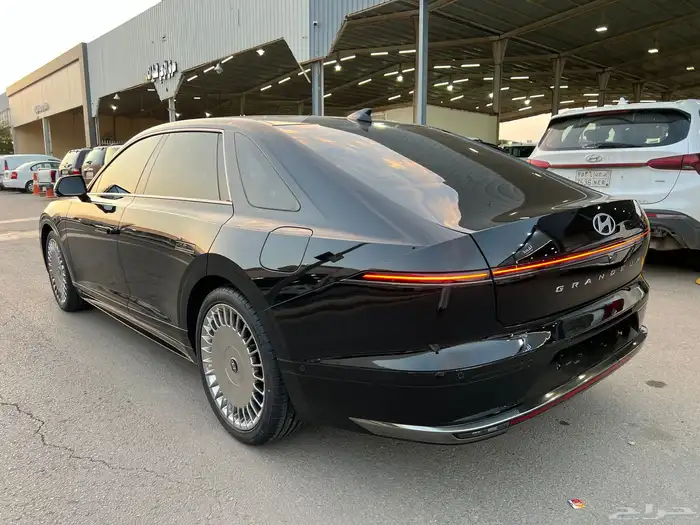 هيونداي ازيرا 2023 فل كامل كاليجرافي ( بروجكتر ) 5