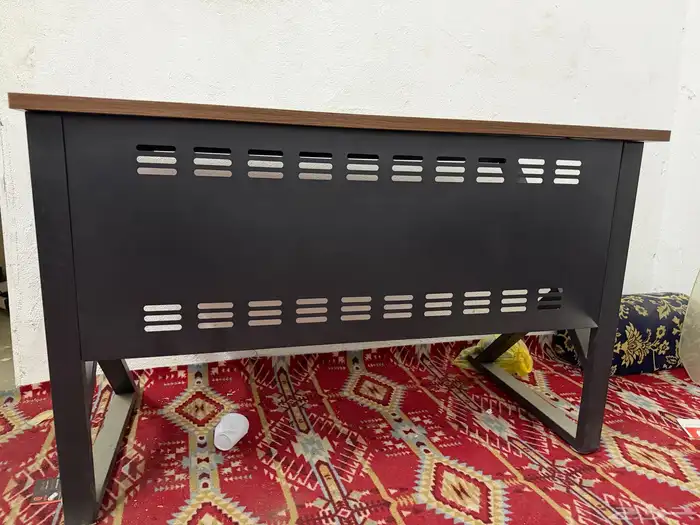 طاولة مكتب وكاميرا وكرسي دوار 1