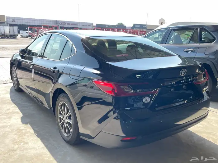 تويوتا كامري استاندر موديل 2025 لون اسود 3