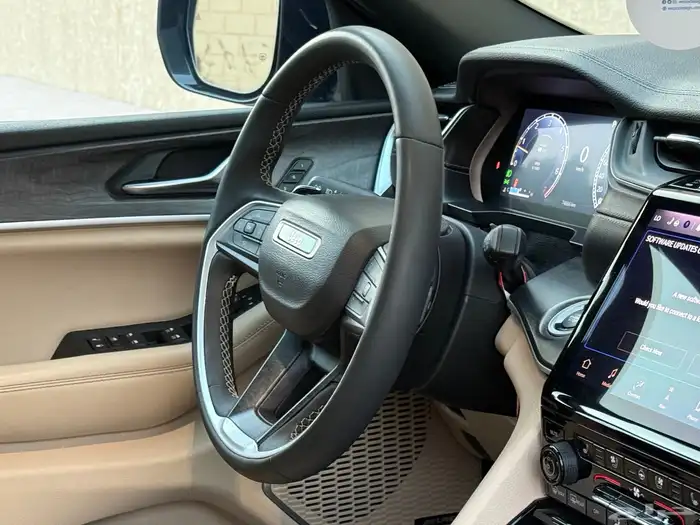 جيب شروكي لمتد 2023 38