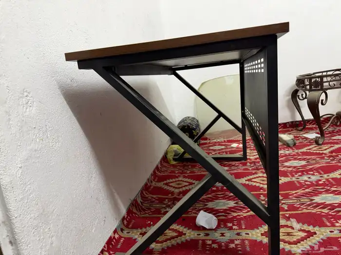 طاولة مكتب وكاميرا وكرسي دوار 2