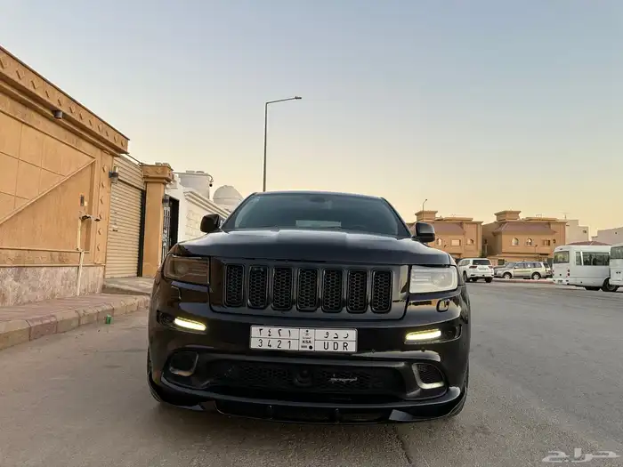 جيب جراند شيروكيSRT 2013 فل كامل نظيف للبيع 3