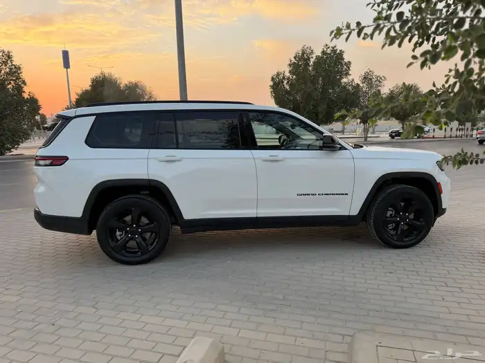 جراند شيروكي بلاك اديشن 2023 Altitude 8