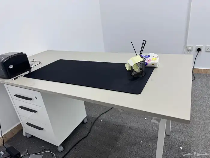 للبيع طاولة مكتب مع ادراج وكرسي 3