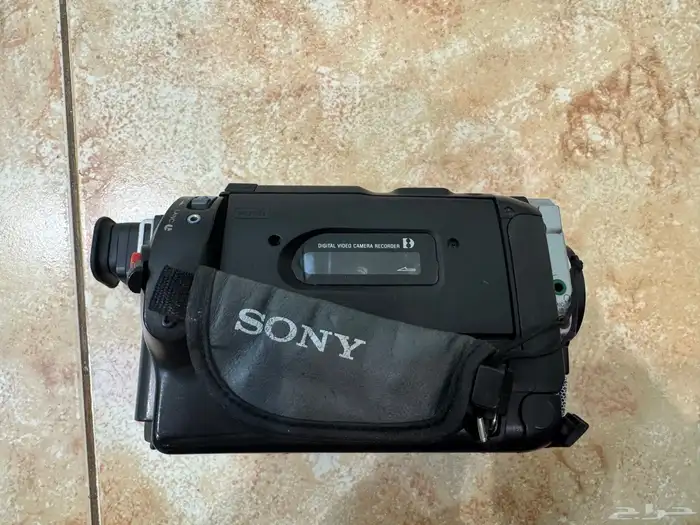 كاميرا فيديو قديمة سوني مع مشغل اشرطة فيديو LG قديم 3