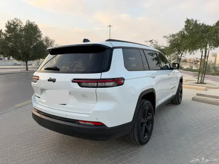 جراند شيروكي بلاك اديشن 2023 Altitude 10