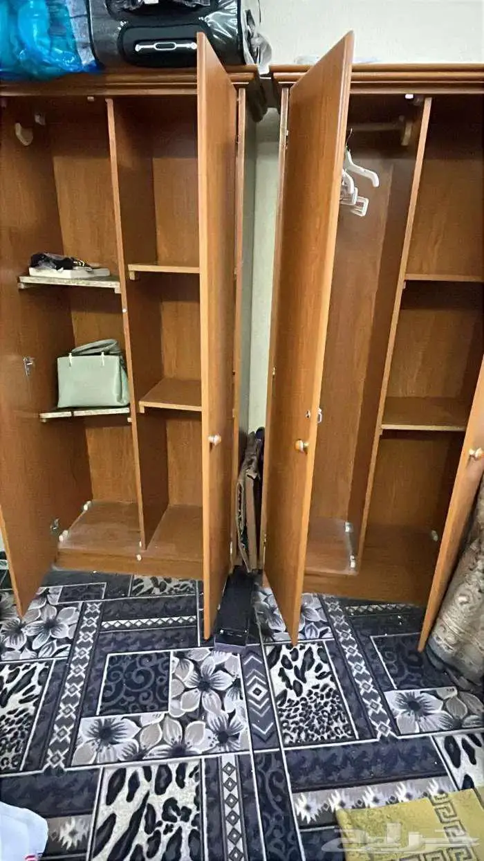 دولاب خشبي للبيع بسعر خاص 40 قبل بسبب النقل 0