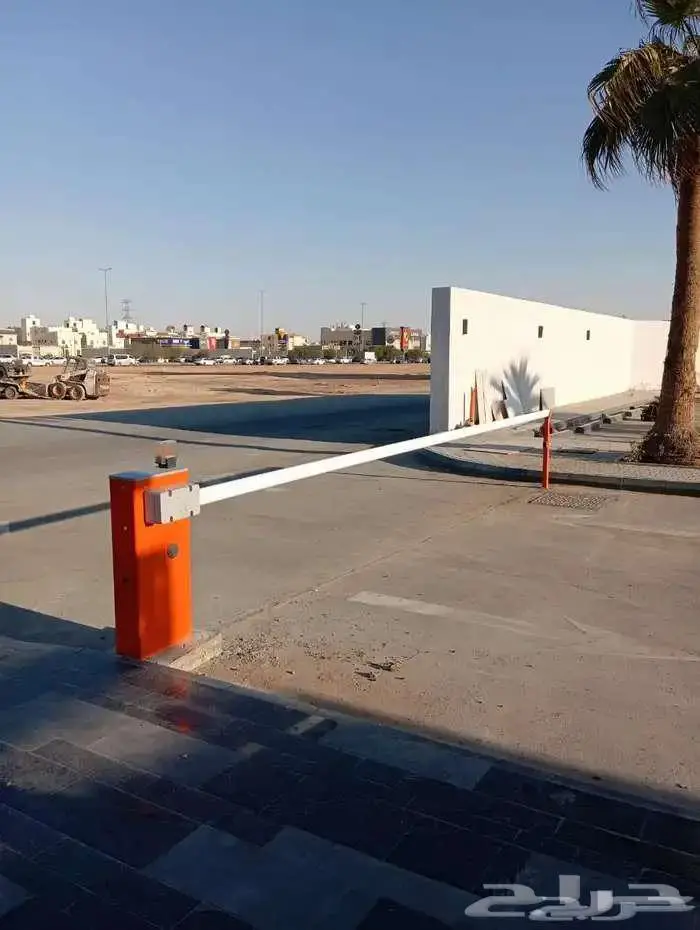 ذراع امني للتحكم في دخول وخروج السيارات من الموقف 0