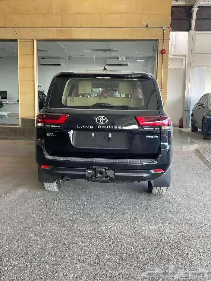 لاندكروزر GXR هدد فتحة بنزين أسود بريمي 2025 متوفر لدى الحسن 3