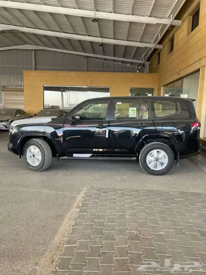 لاندكروزر GXR هدد فتحة بنزين أسود بريمي 2025 متوفر لدى الحسن 1