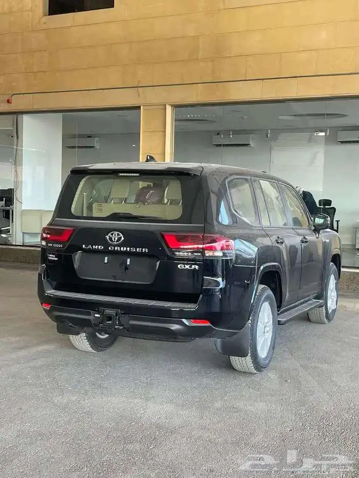لاندكروزر GXR هدد فتحة بنزين أسود بريمي 2025 متوفر لدى الحسن 2