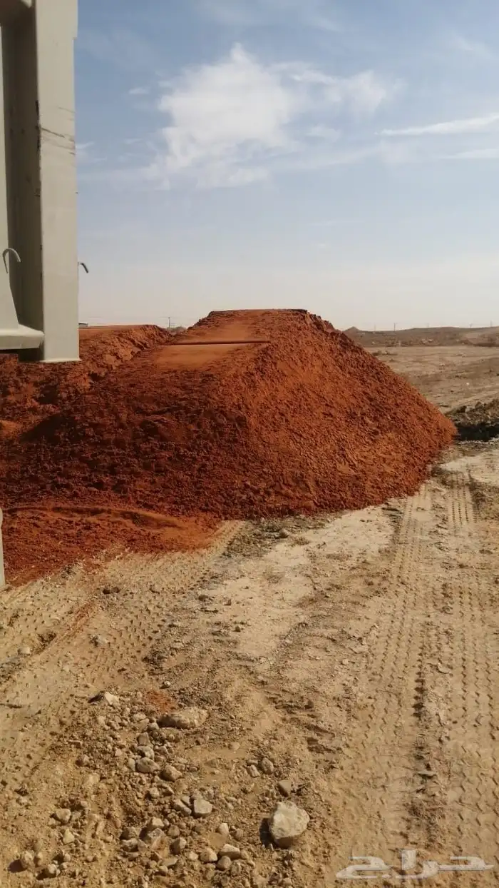 توريد رمل وطين احمر حق ملعب ورمل خشن 0