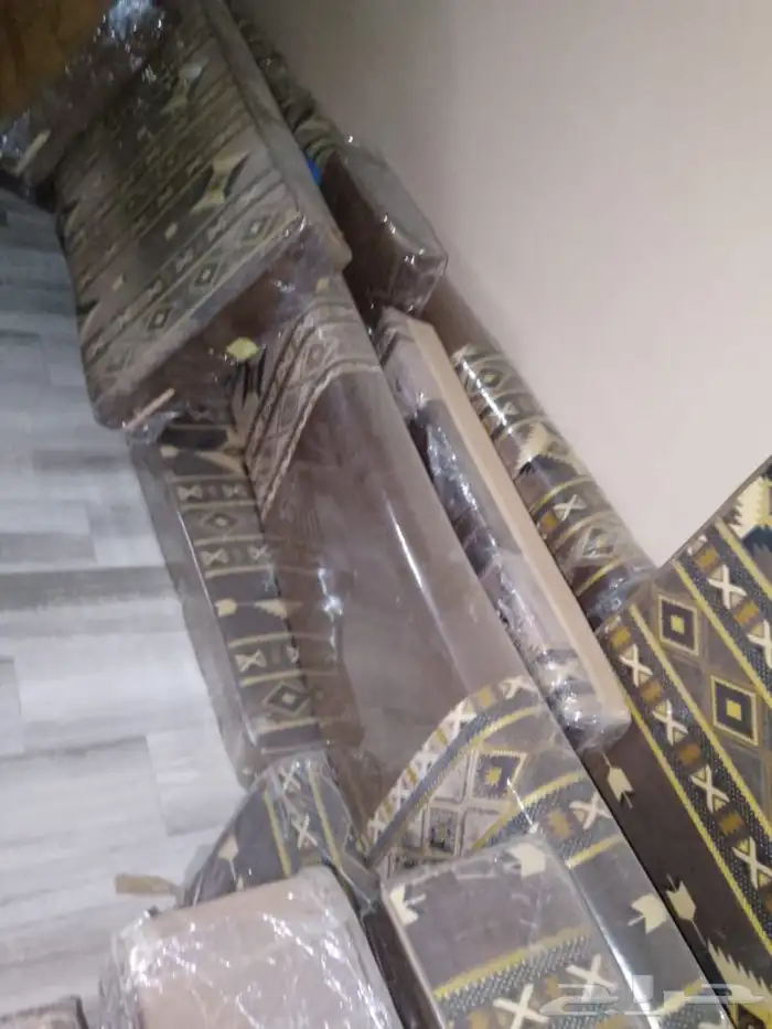 كنب أرضي باقي نظيف أربعة في أربعة 3