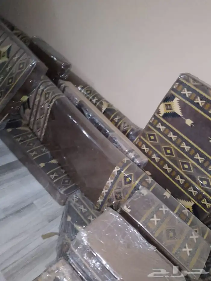 كنب أرضي باقي نظيف أربعة في أربعة 0