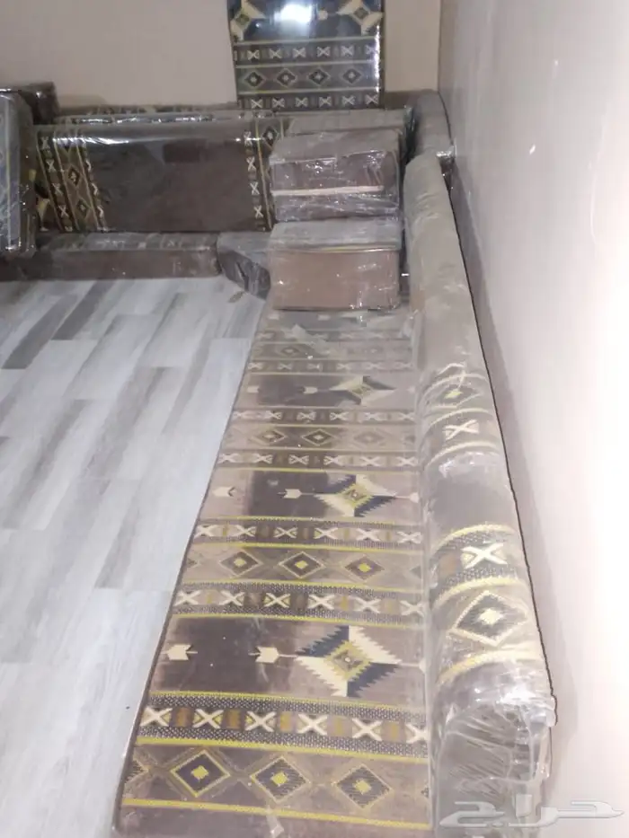 كنب أرضي باقي نظيف أربعة في أربعة 2