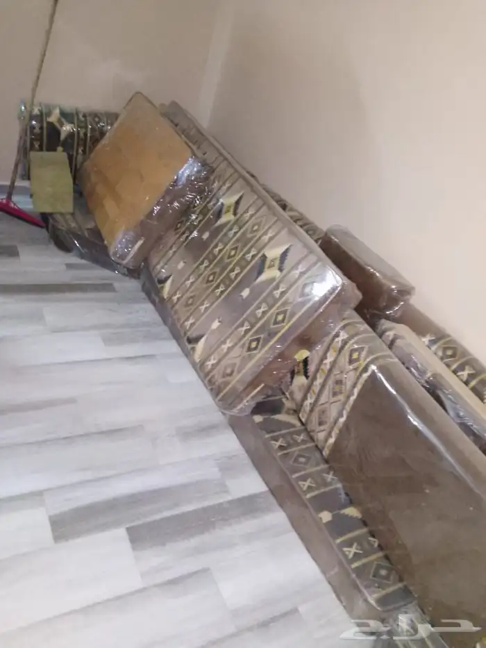 كنب أرضي باقي نظيف أربعة في أربعة 1