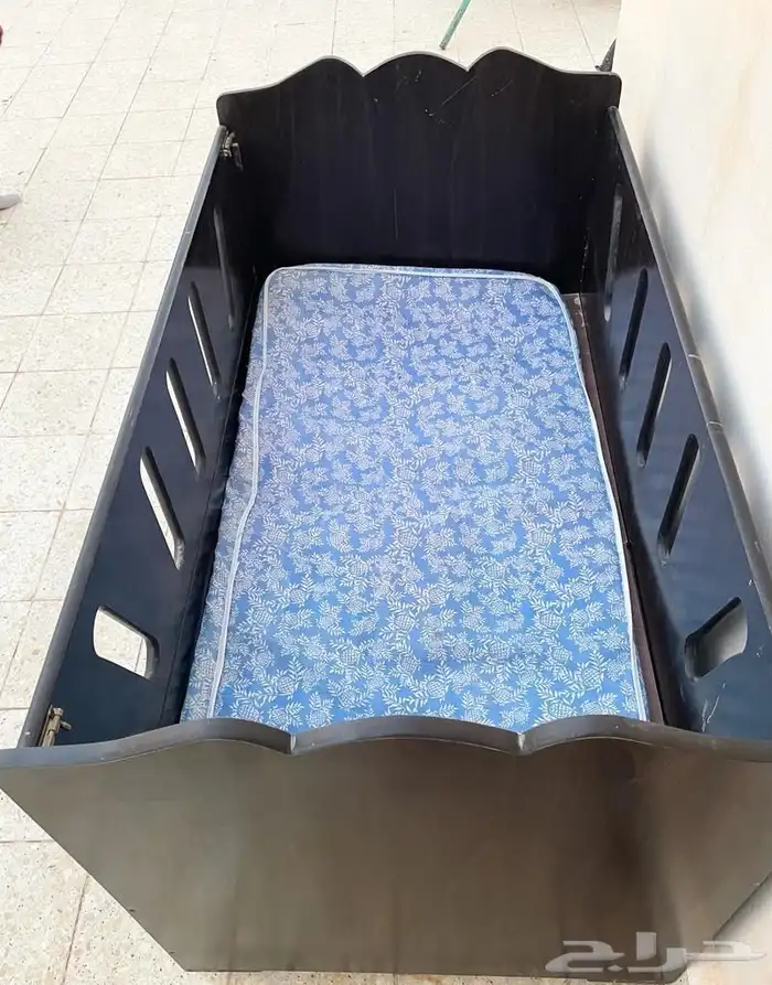 سرير اطفال كبير نظيف 1