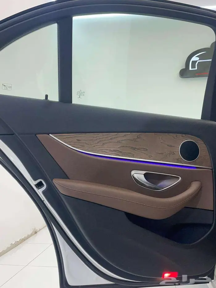 مرسيدس E200 2022 28