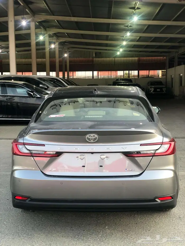 تويوتا كامري LE هايبرد 2025 أبيض _ تيتانيوم بأقل الأسعار 11