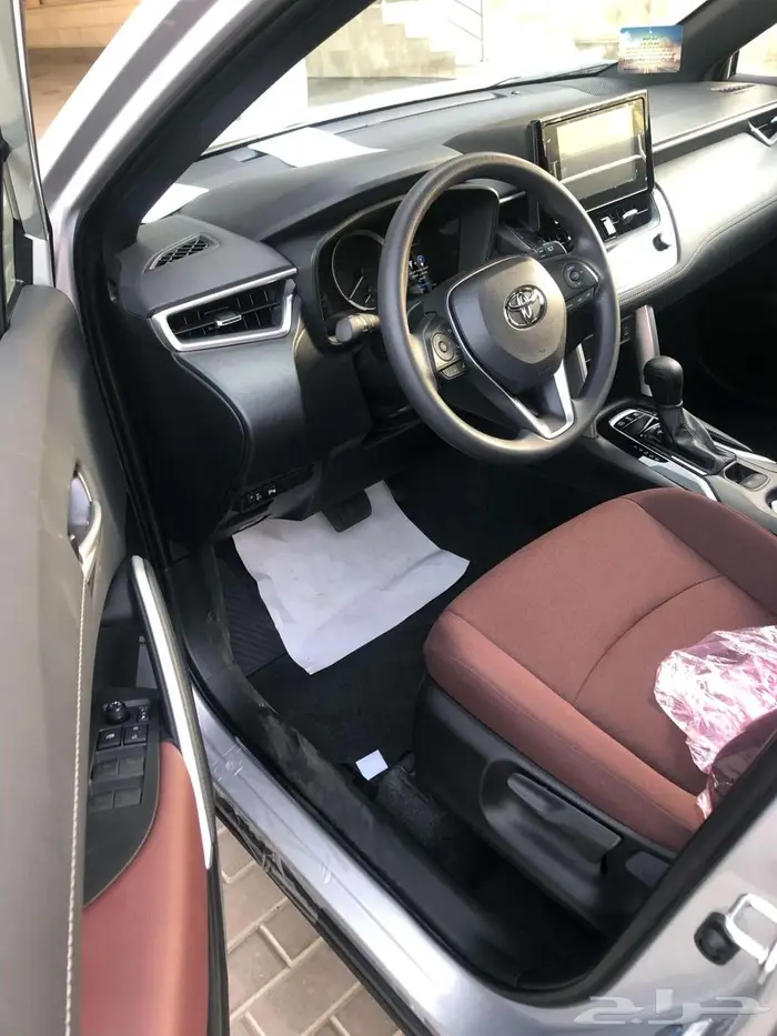 تويوتا كرولا كروس XLE هايبرد 2025 فضي بأقل سعر 2