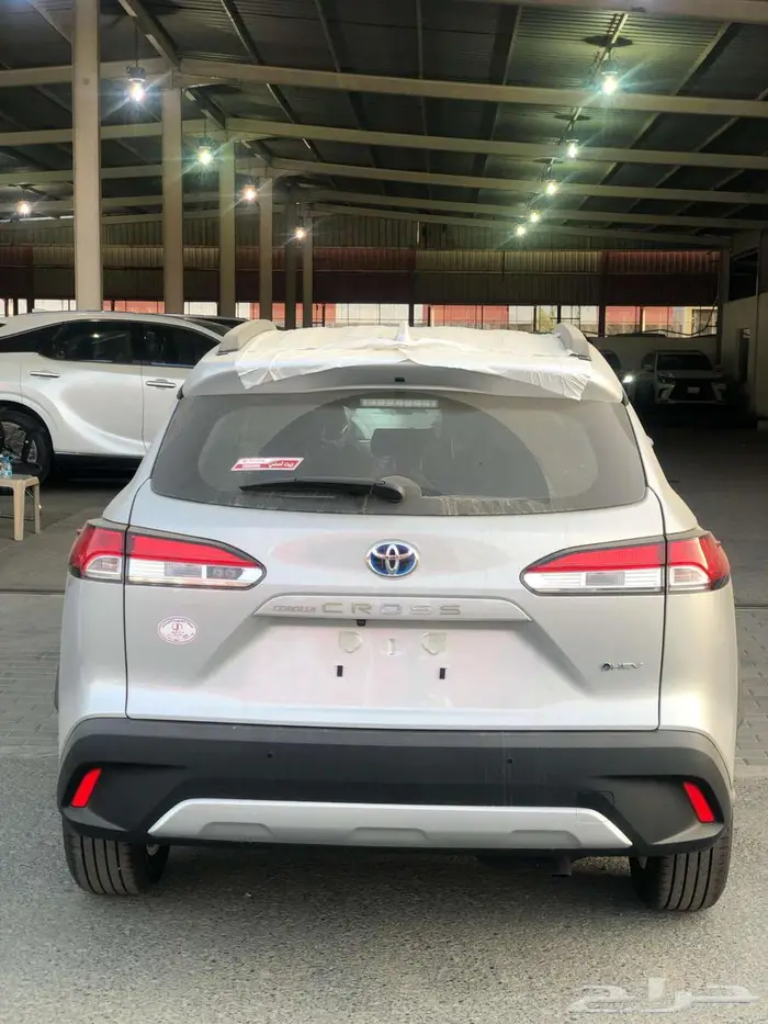تويوتا كرولا كروس XLE هايبرد 2025 فضي بأقل سعر 6