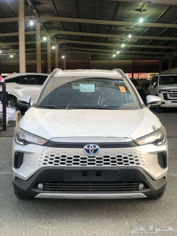 تويوتا كرولا كروس XLE هايبرد 2025 فضي بأقل سعر 9