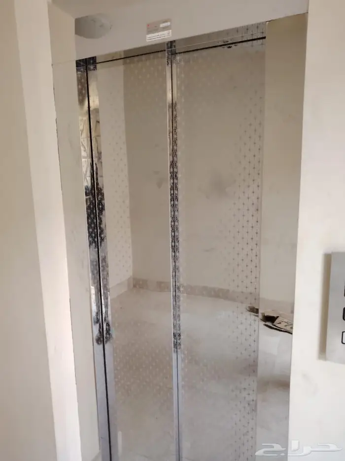 يوجد لدينا مصاعد اوتوماتيك ونص اوتوماتيك 1