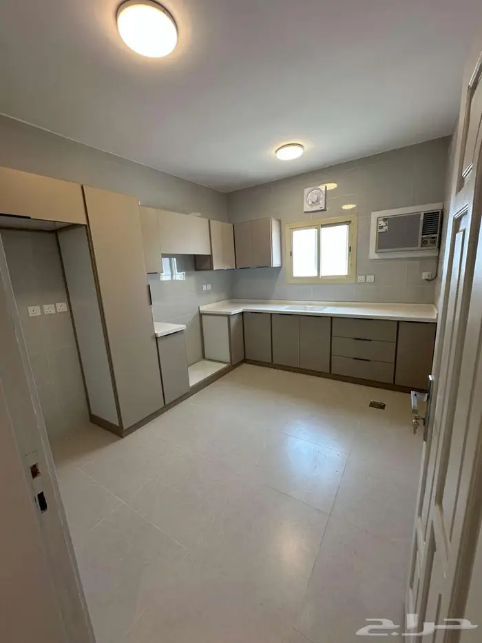 شقة للإيجار في حي الروضة بالمربع الذهبي 10