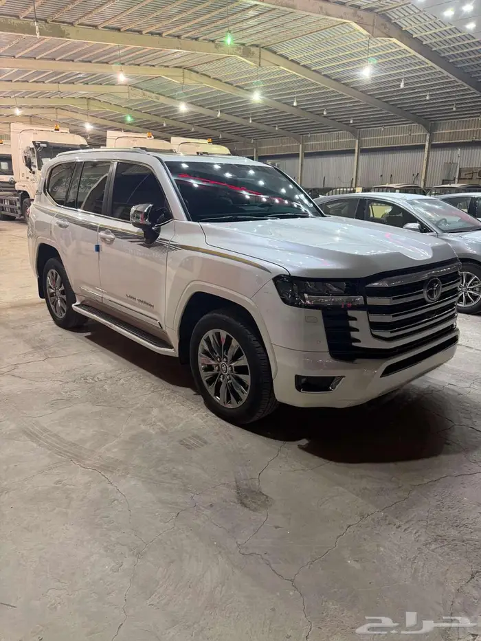 لاندكروزر 2024 GXR-L5 فل كامل سعودى ممشى 48500 الف 3