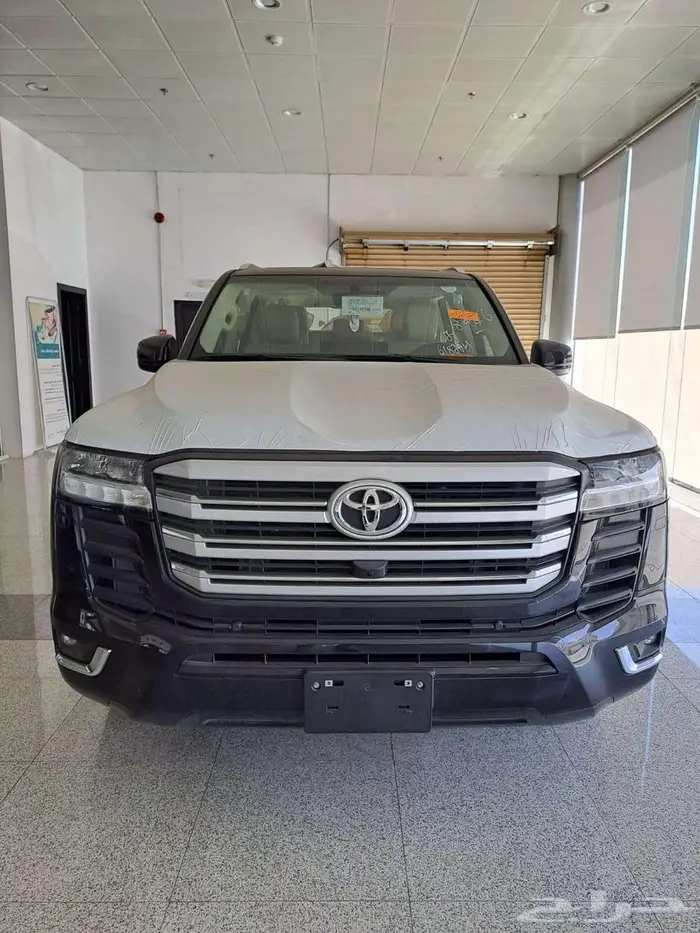 تويوتا لاندكروزر Gxr4 بنزين ( لون أسود ) 2026 12